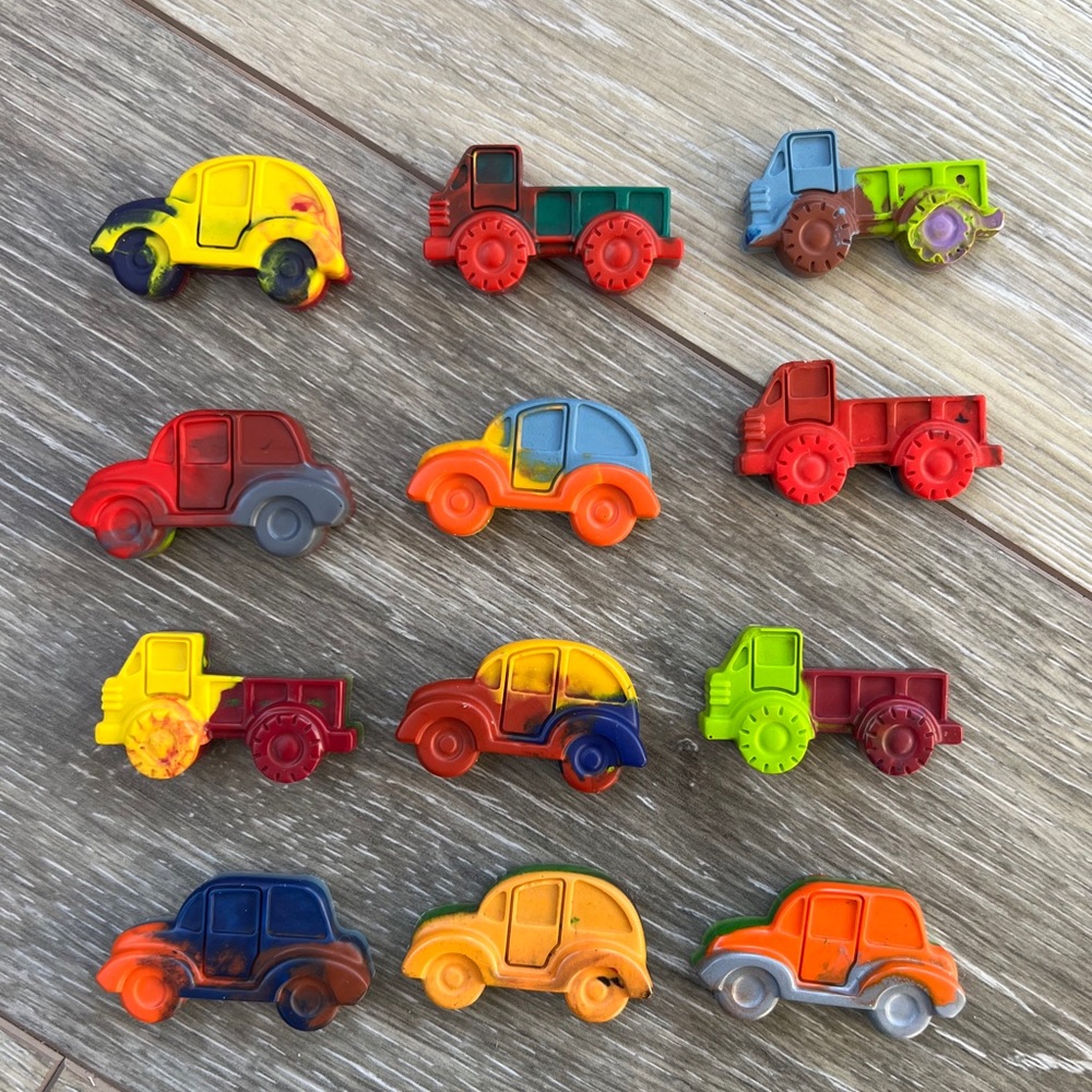 Set of 24 assorted car shaped crayons